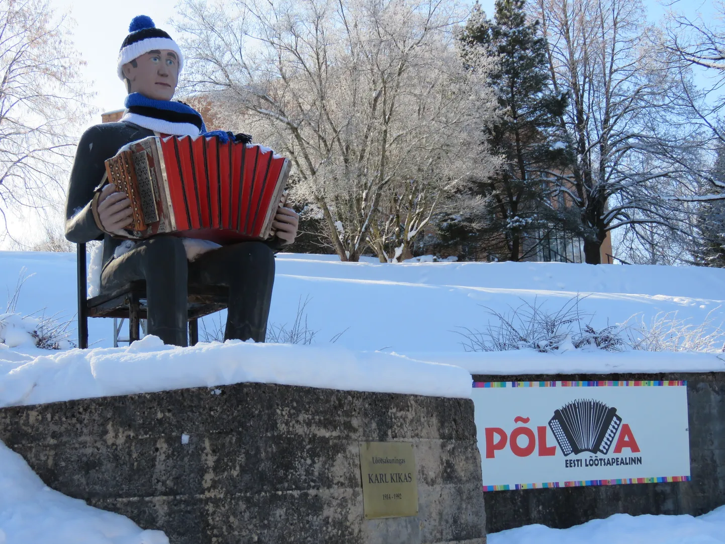 Ka lõõtsakuningas Karl Kikas sai täna Põlvas pidurüüsse - mütsi pähe ja salli kaela.