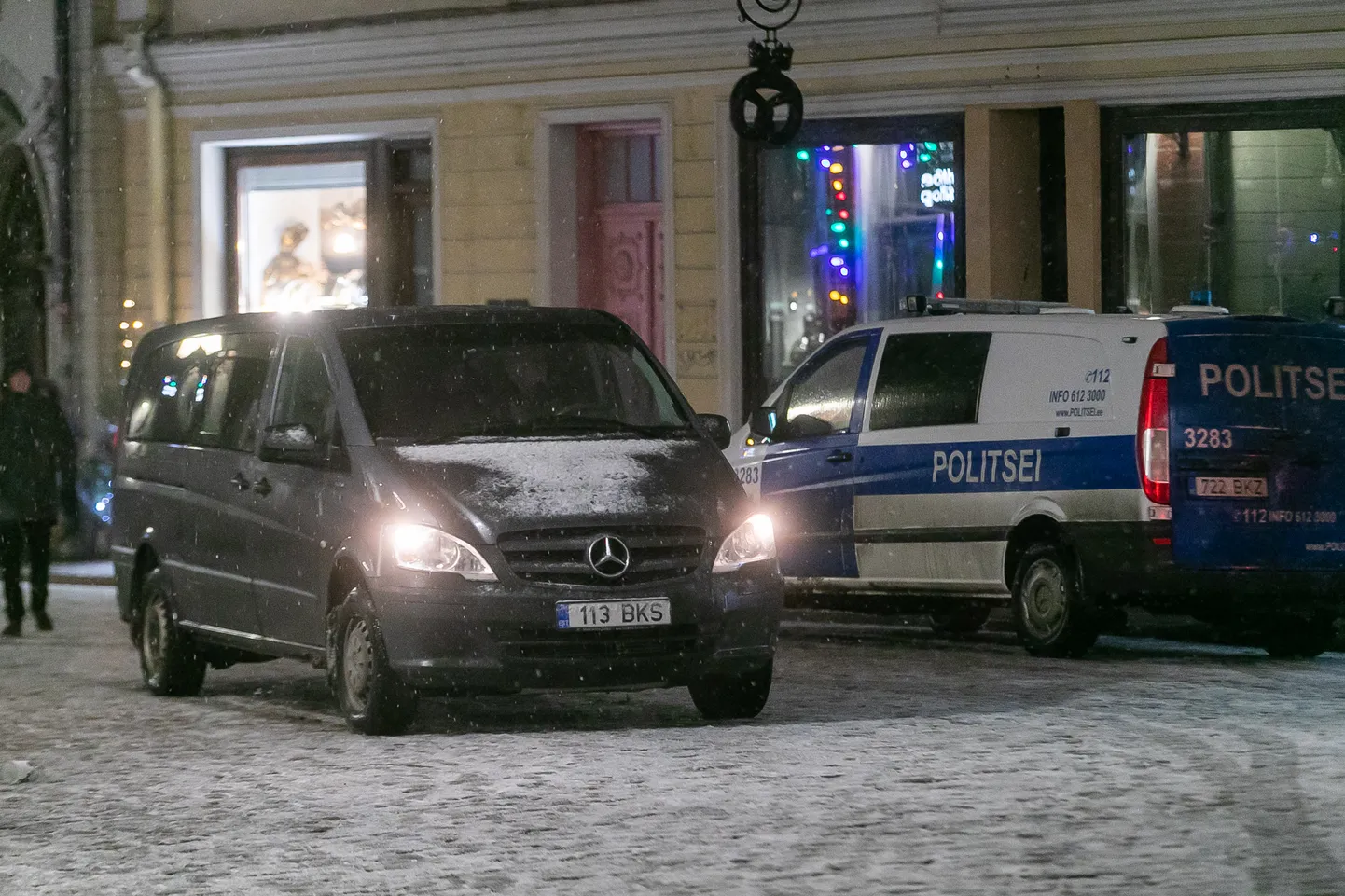 Politseipatrull aastavahetusel korda hoidmas.
