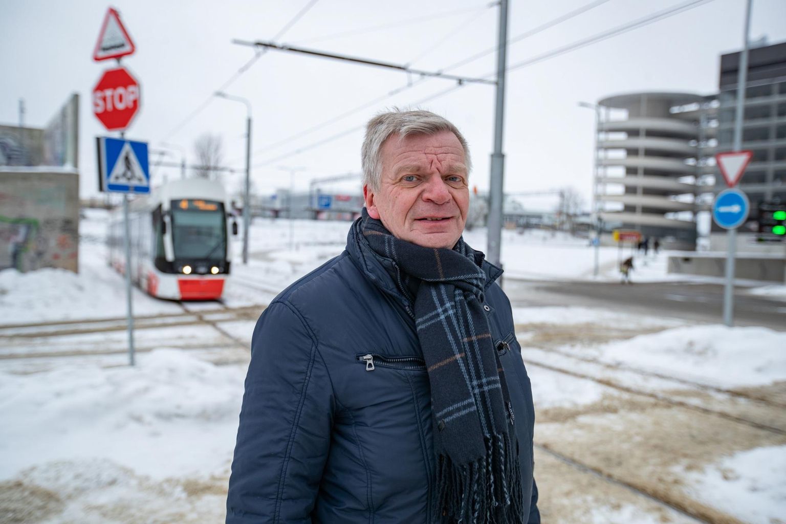 Tallinna Tehnikaülikooli transpordiplaneerimise professor Dago Antov sellel nädalal Rail Balticu tulevase terminali asukohas Ülemiste raudteejaama lähedal.