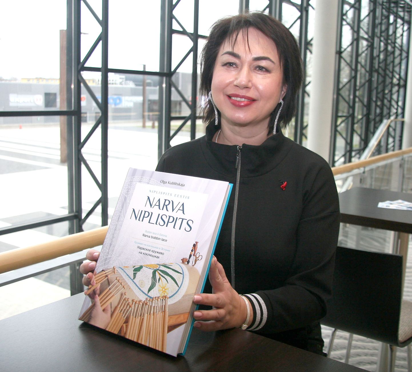 Kolm aastat tagasi esitles Olga Kublitskaja Jõhvis oma raamatut, mis kõneleb pitsipunumise kunsti tekkest ja arengust Euroopas ja Eestis. Nüüd tutvustab ta oma järjekordset uut pitsikollektsiooni.