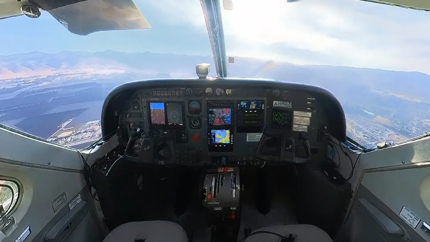 Reliable Robotics katsetas novembri lõpus esimese erafirmana sellist tüüpi Cessna reisilennukit asustatud alade kohal ilma piloodita. Pardal ei olnud lennu ajal ühtki inimest.