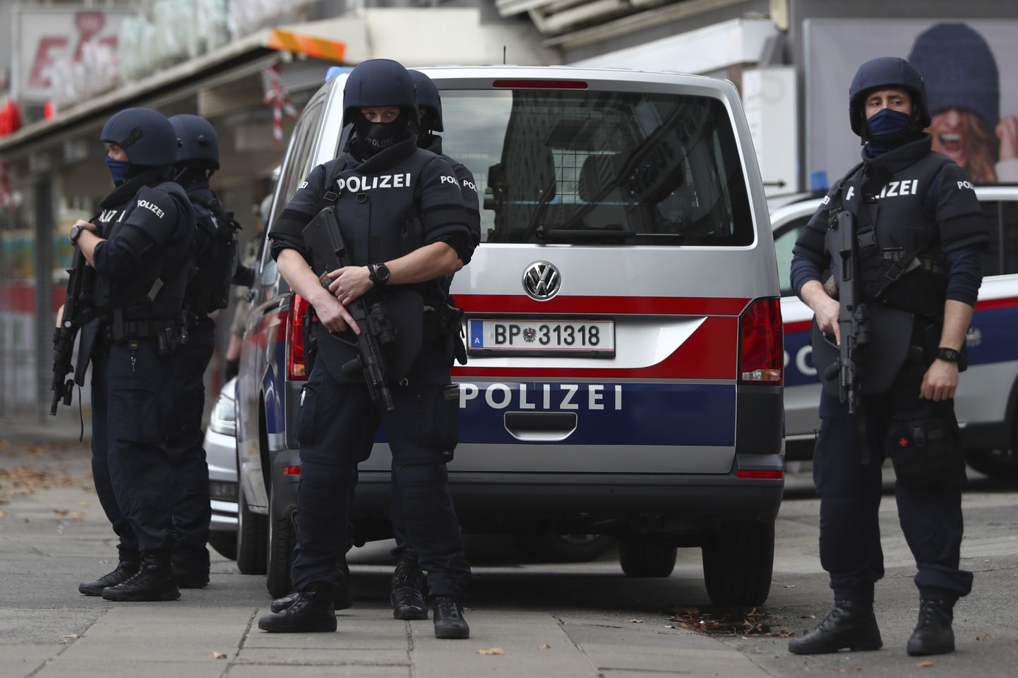 Полиция на месте теракта в Вене.