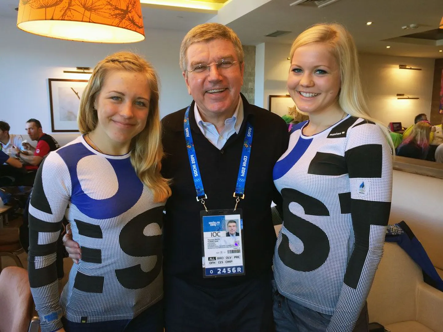 Johanna Talihärm (vasakul) ja Grete Gaim koos ROKi presidendi Thomas Bachiga.