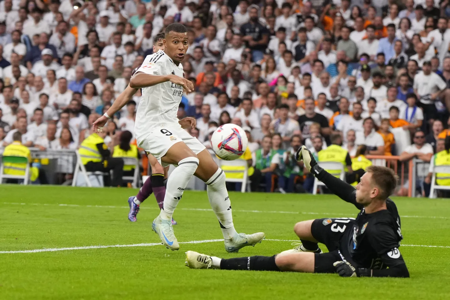 Karl Jakob Hein tõrjus mitu suvel Madridi Realiga liitunud prantslasest ründeässa Kylian Mbappe pealelööki, jättes tema ses mängus nullile.