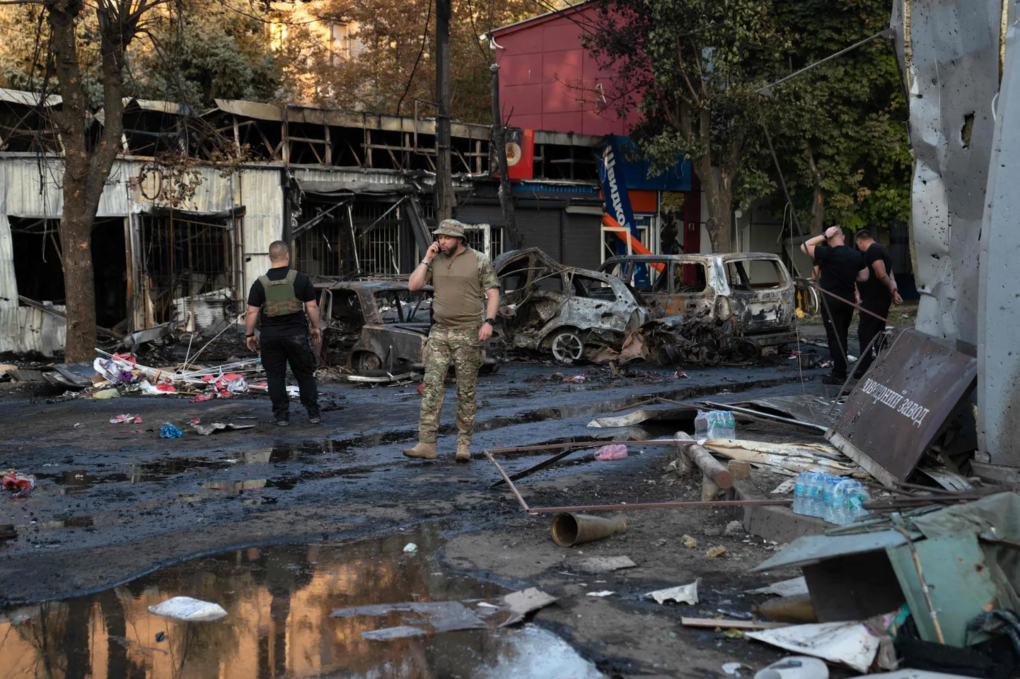 Venemaa sõjamasin jätkab oma hävitustööd. Ukraina sõjaväelane möödumas põlenud autodest, kui Venemaa rünnak surmas vähemalt 17 inimest eile Kostjantinivkas Ida-Ukrainas.