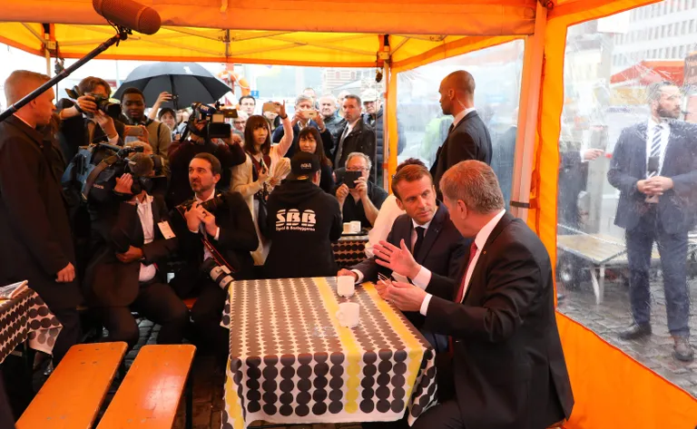 Emmanuel Macron ja Sauli Niinistö kohvi joomas