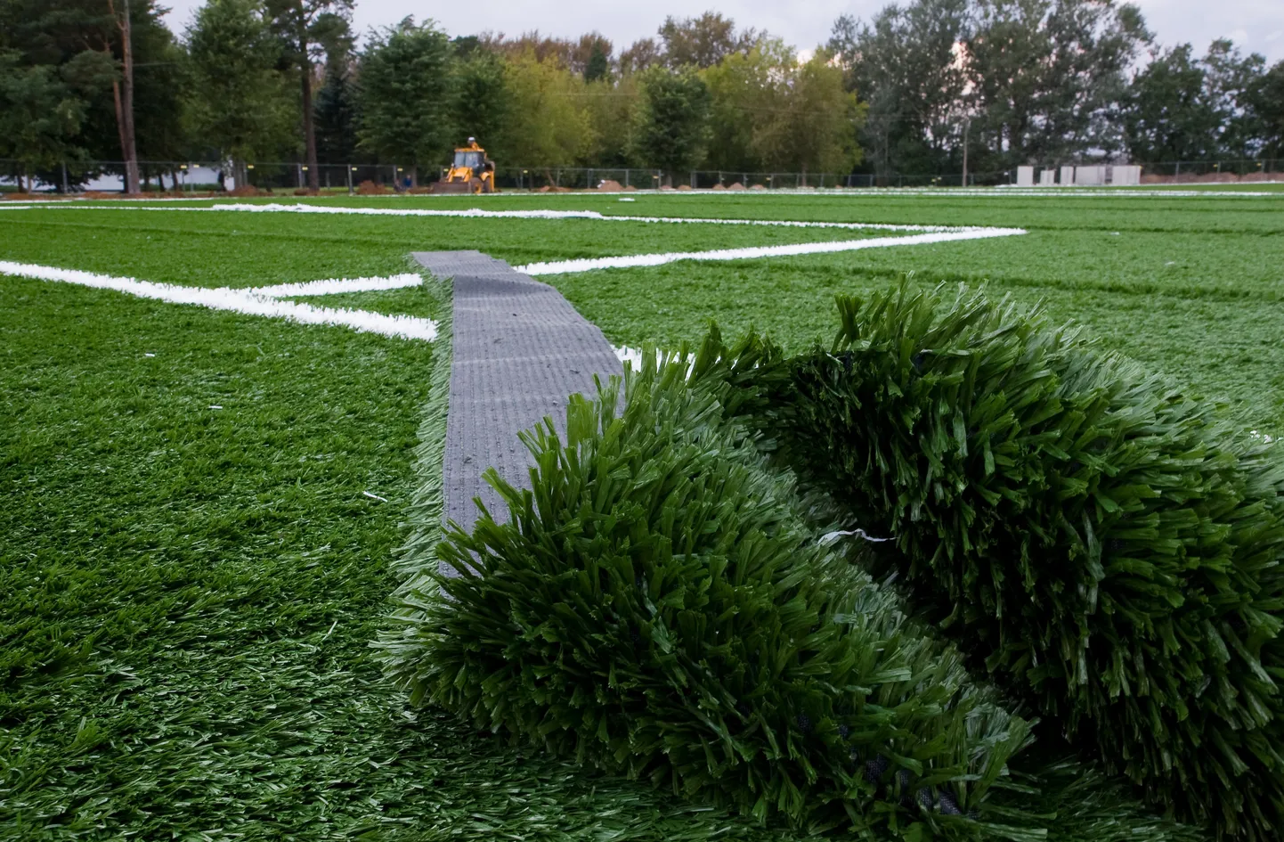 Kunstmuru, mis Kiviõli staadionile maha laotatakse, võetakse rendile. See tähendab seda, et katte hooldamine ja asendamine jääb omaniku, mitte vallavalitsuse ülesandeks.