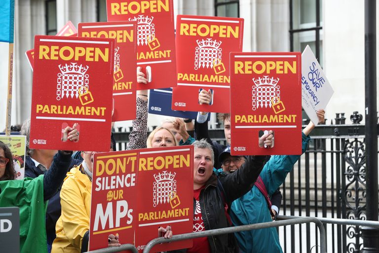 Parlamendi töö jätkamist nõudnud meeleavaldajad Londonis.
