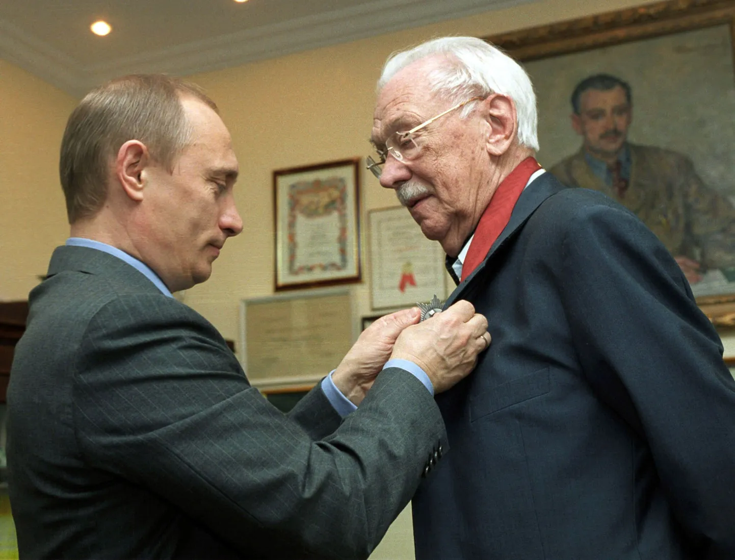 Путин награждает Сергея Михалкова Орденом за заслуги перед Отечеством.