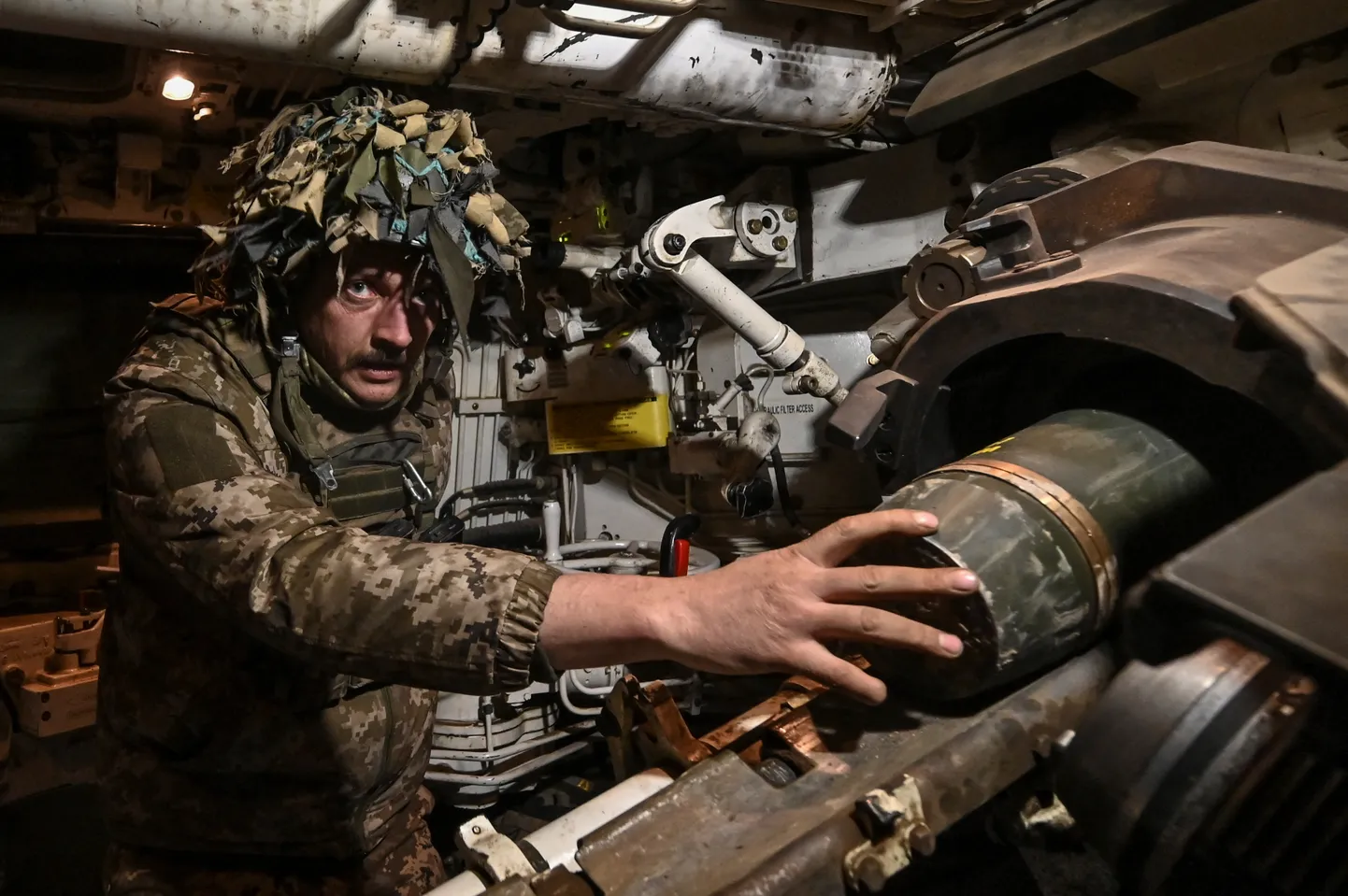 Ukraina suurtükiväelane tulistamas Vene positsioonide pihta liikurhaubitsast M109 Zaporižžja oblastis 3. detsembril 2024. aastal.
