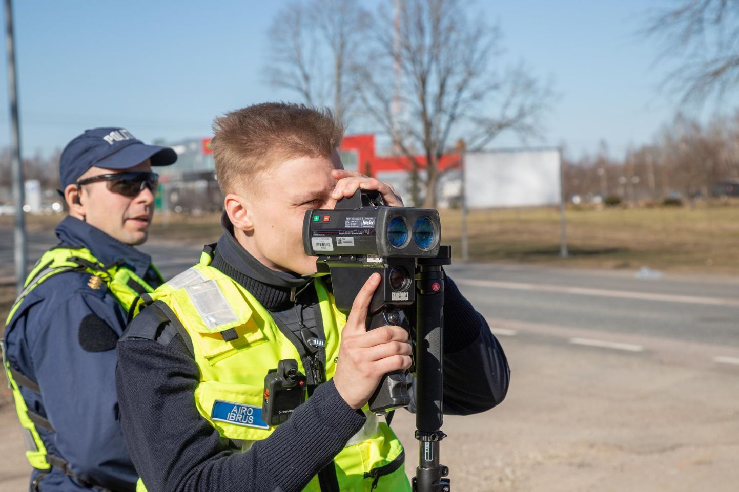 Eile päeval kella nelja paiku mõõtsid politseinikud Airo Ibrus (esiplaanil) ja Alar Sadam kiirust Viljandi piiril Tallinna maantee ääres.