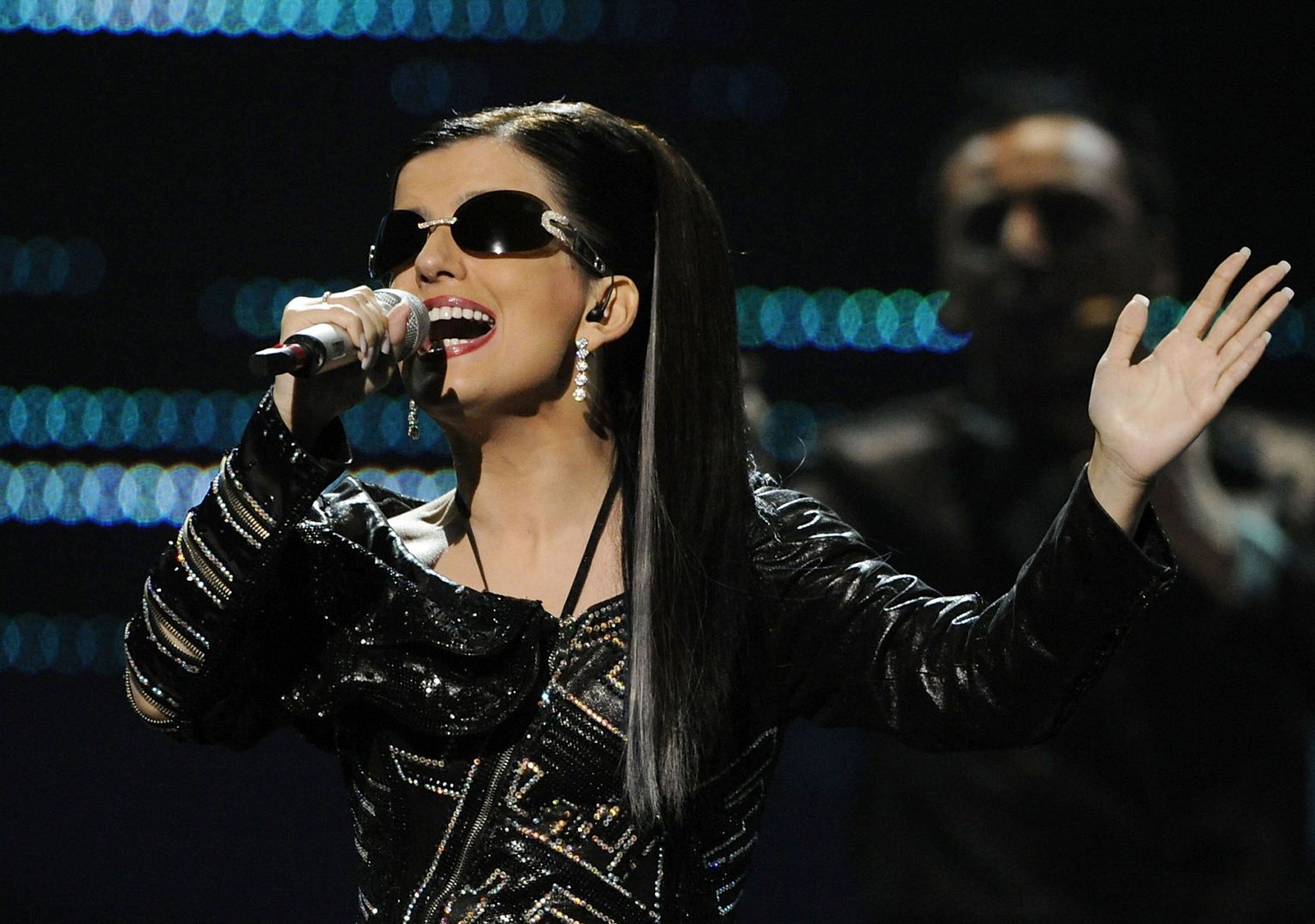 Фотографию сергея маховикова. Вслепую песня. Слепой парень поет. Голос слепая девушка. Гурцкая слепая.