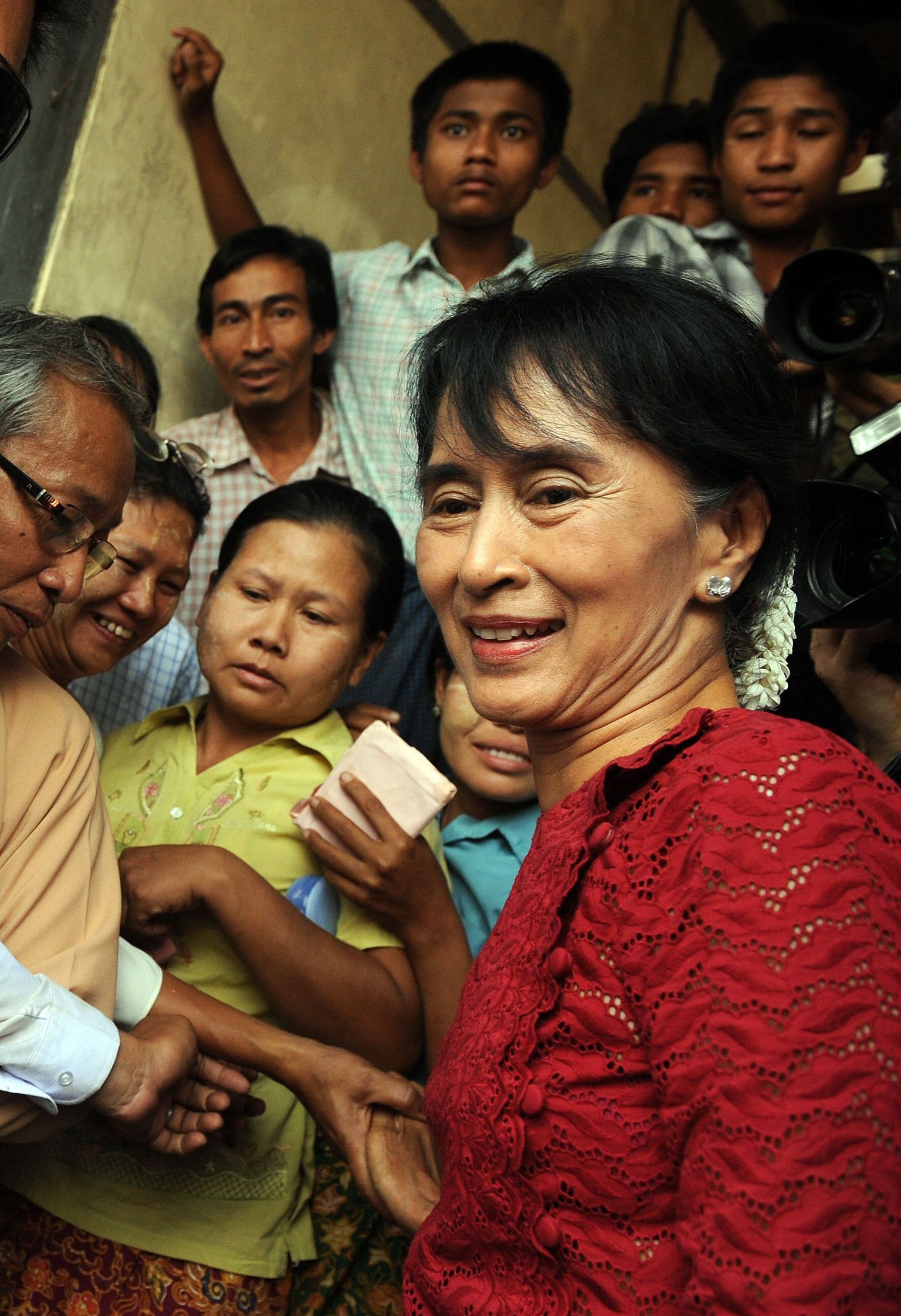 Myanmari opositsioonijuht Aung Suu Kyi oma poolehoidjate keskel.