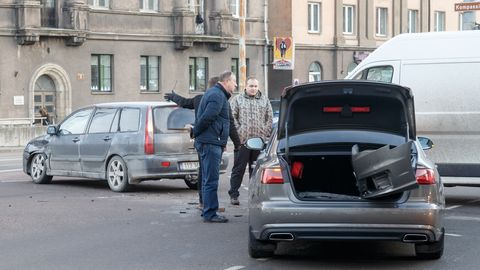 Fotod: minister Ossinovski sattus ametiautoga ahelavariisse