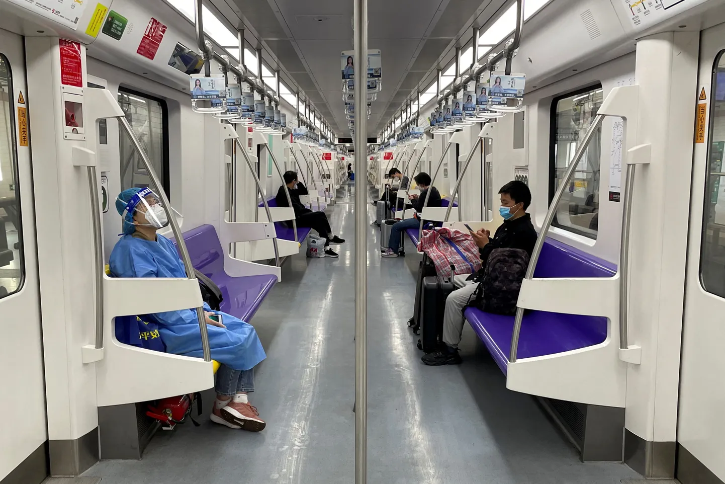 Reisijad Shanghai metroos.