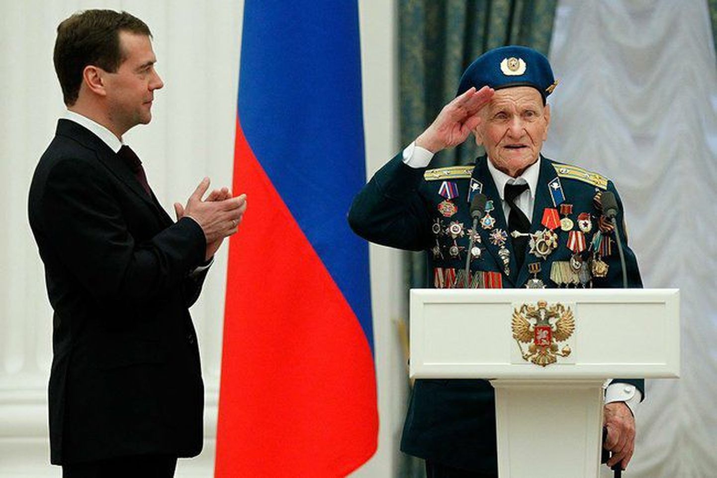 Президент России Дмитрий Медведев и почетный председатель Совета ветеранов 104-го полка 76-й дивизии Алексей Соколов.