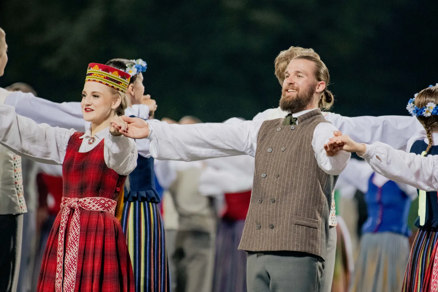 Latvijas novadu krāsas koši iemirdzas deju lieluzvedumā "Mūžīgais dzinējs"