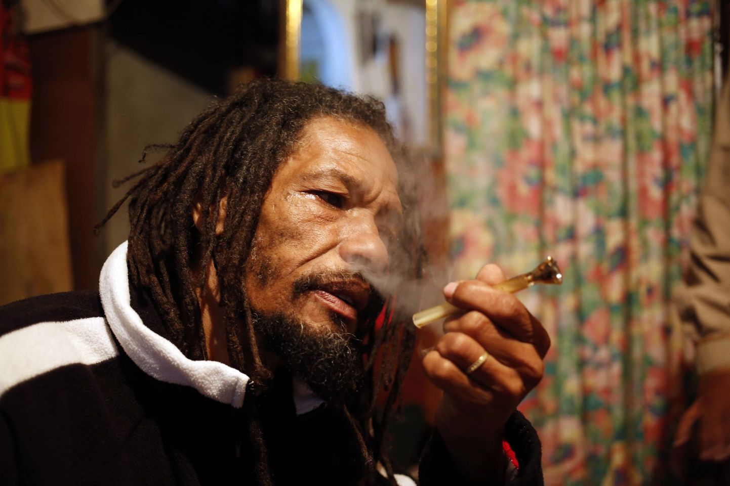 Rastafari kanepit suitsetamas