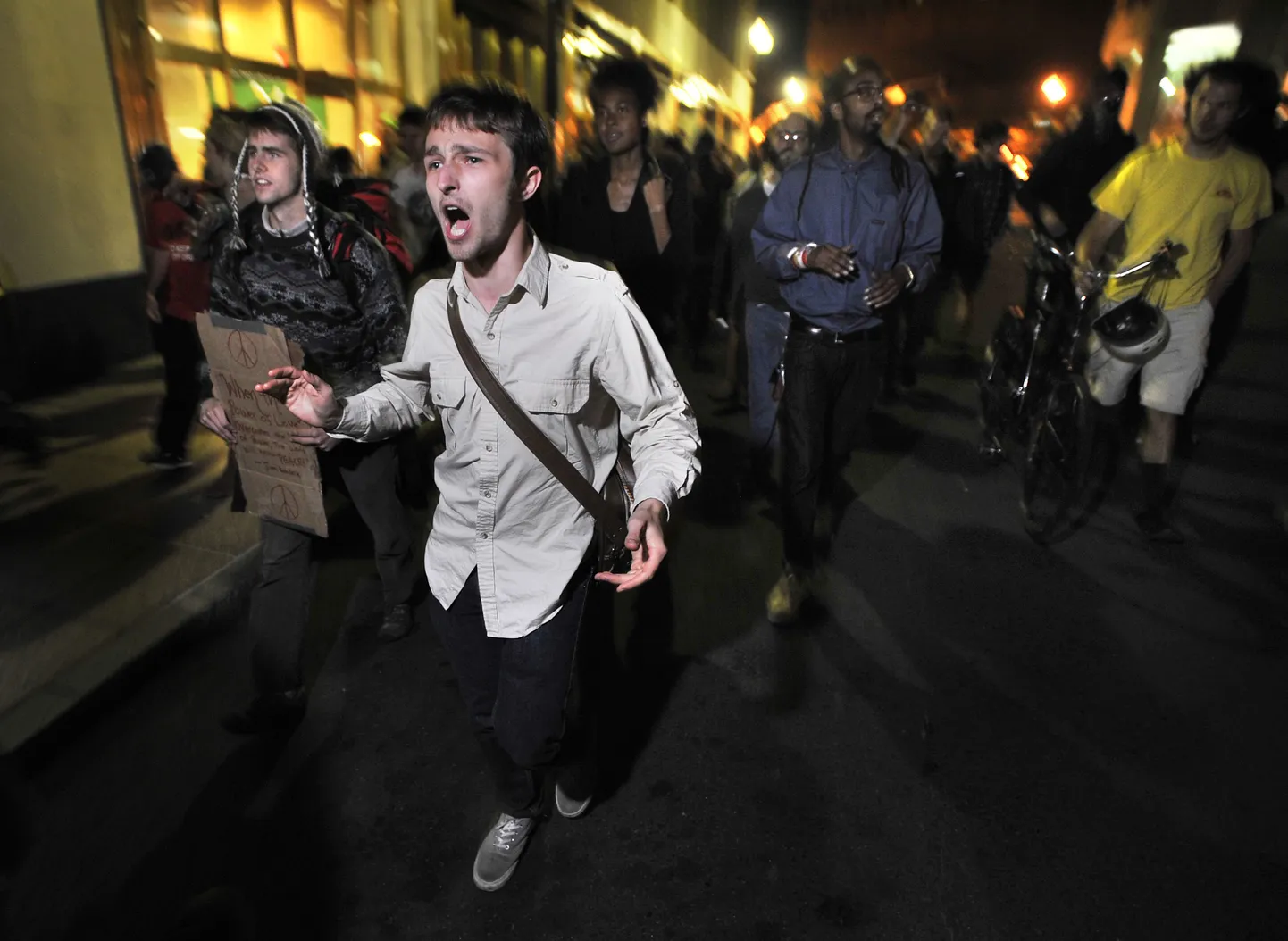 Liikumise Occupy Boston demonstrandid suundumas politseijaoskonna poole, kuhu nende mõttekaaslased pärast arreteerimist toimetati.