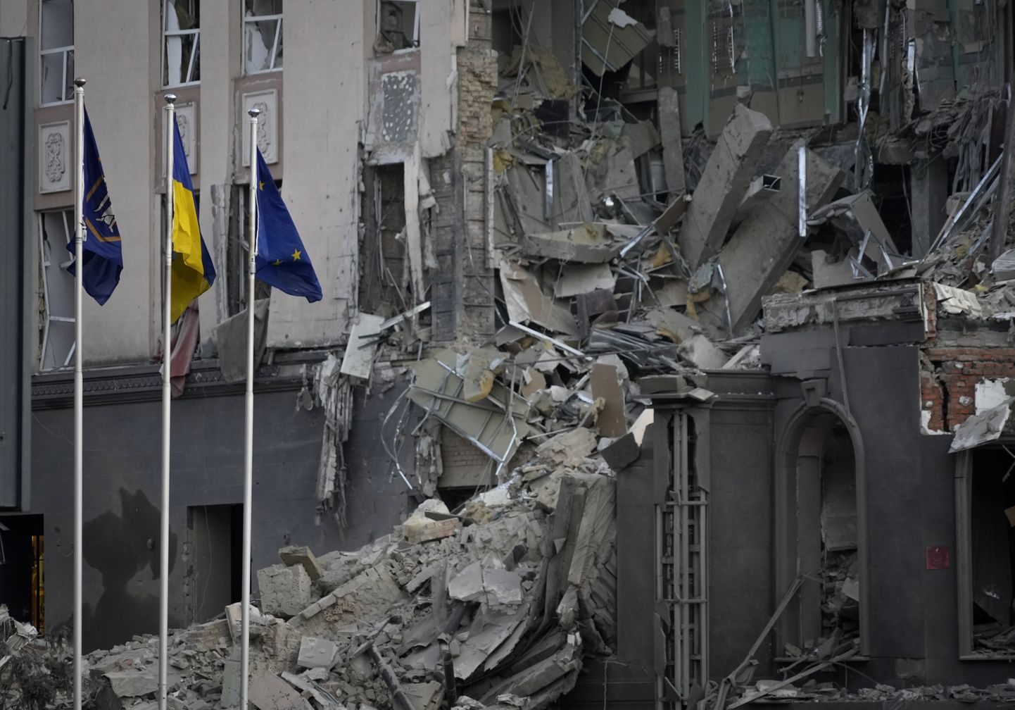 Разрушения в Киеве после обстрела 31 декабря
