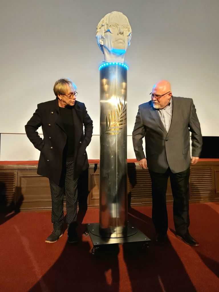 Režissöör Jaanus Nõgisto (vasakul), äsja kattest vabastatud skulptuur «Jaanus» ja selle autor Mati Karmin.