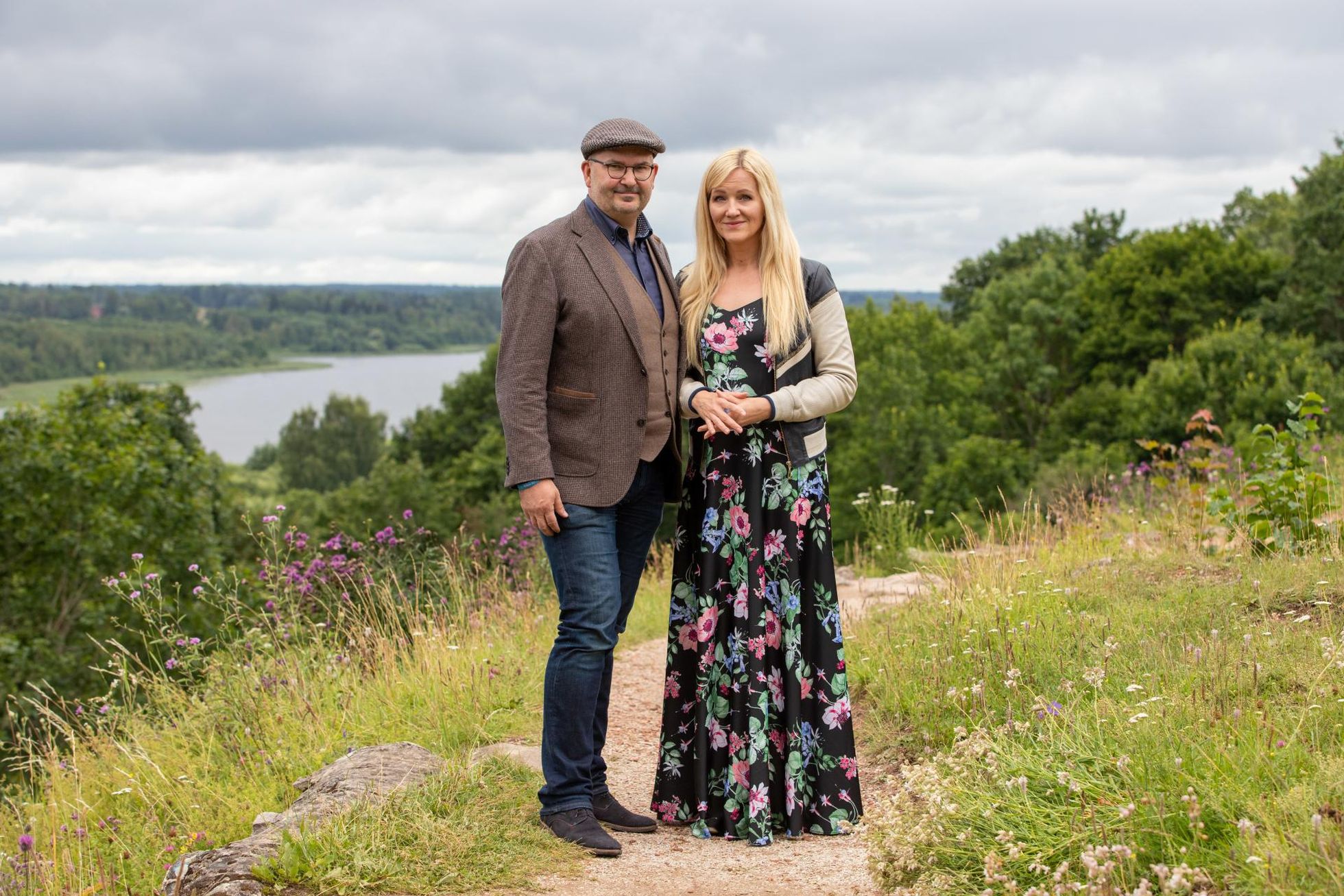 Ando Kiviberg ja Kristina Herodes vestlemas Viljandi lossimägedes.