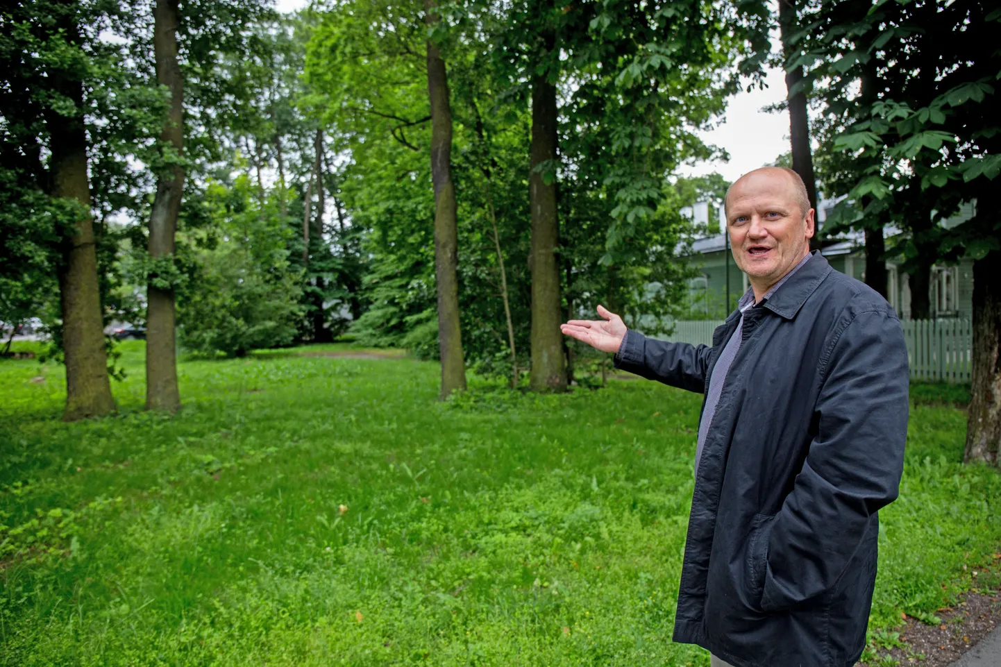 Siia kolmekorruselise kortermaja ehitamine on liiast, leiab Jaan Poska Mälestusfondi juhatuse liige Tarmo Elvisto. Kunagi seisis Vesivärava 40 krundil kõigest pisike aednikumaja, mille külge ehitati nõukogude ajal loata ALMAVÜ kuur.