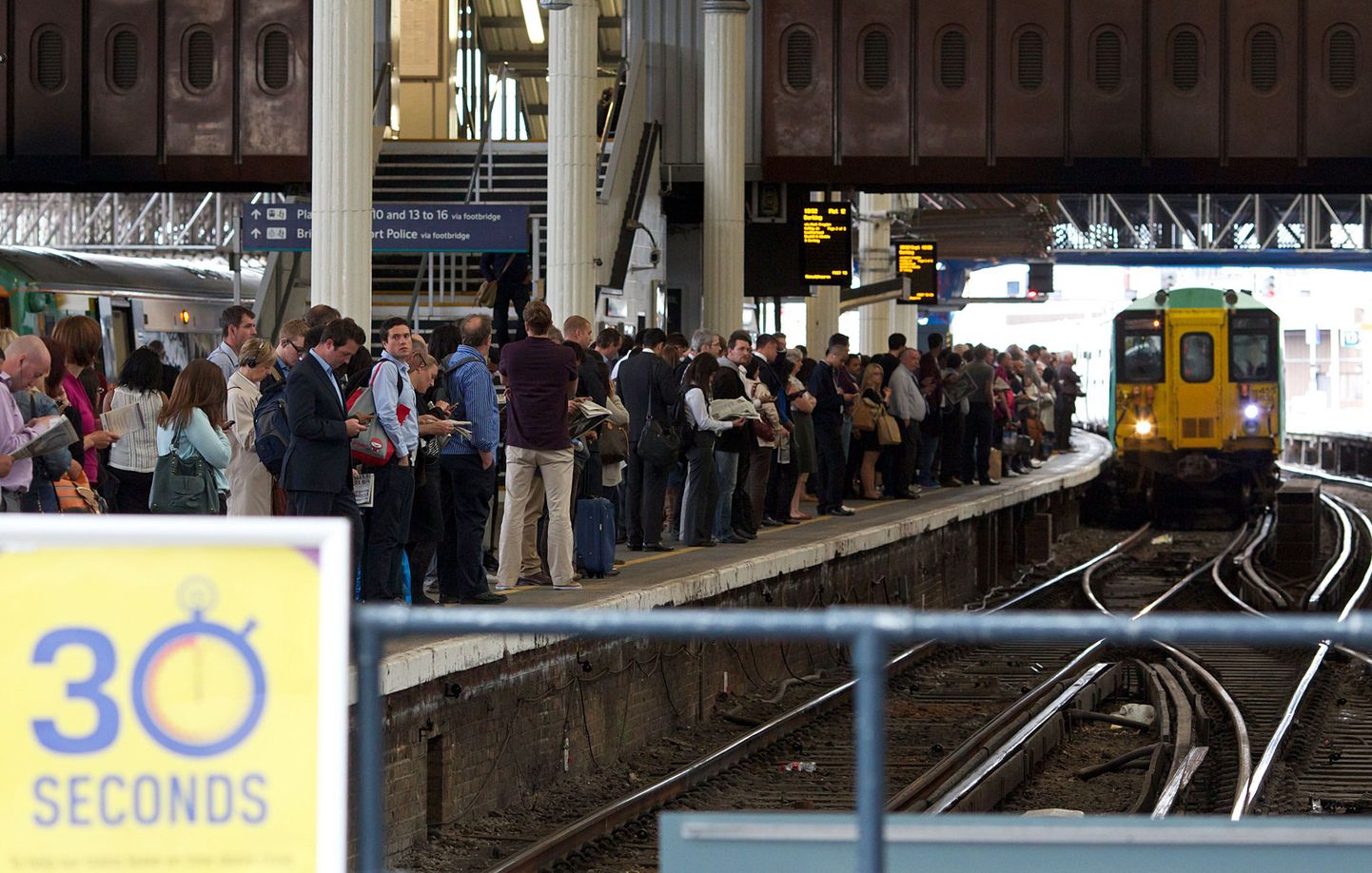 Inimesed London Bridge'i jaamas rongi ootamas.