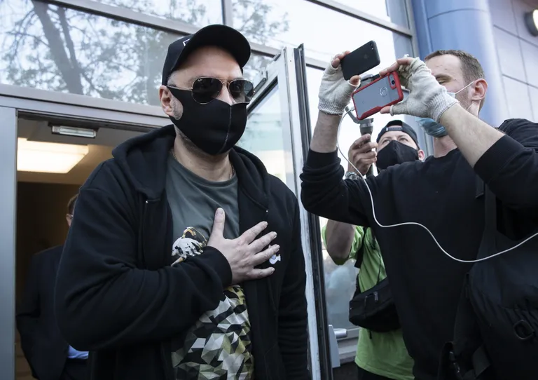«Ei kommenteeri,» lausus musta näomaski kandnud Serebrennikov pärast otsuse väljakuulutamist.