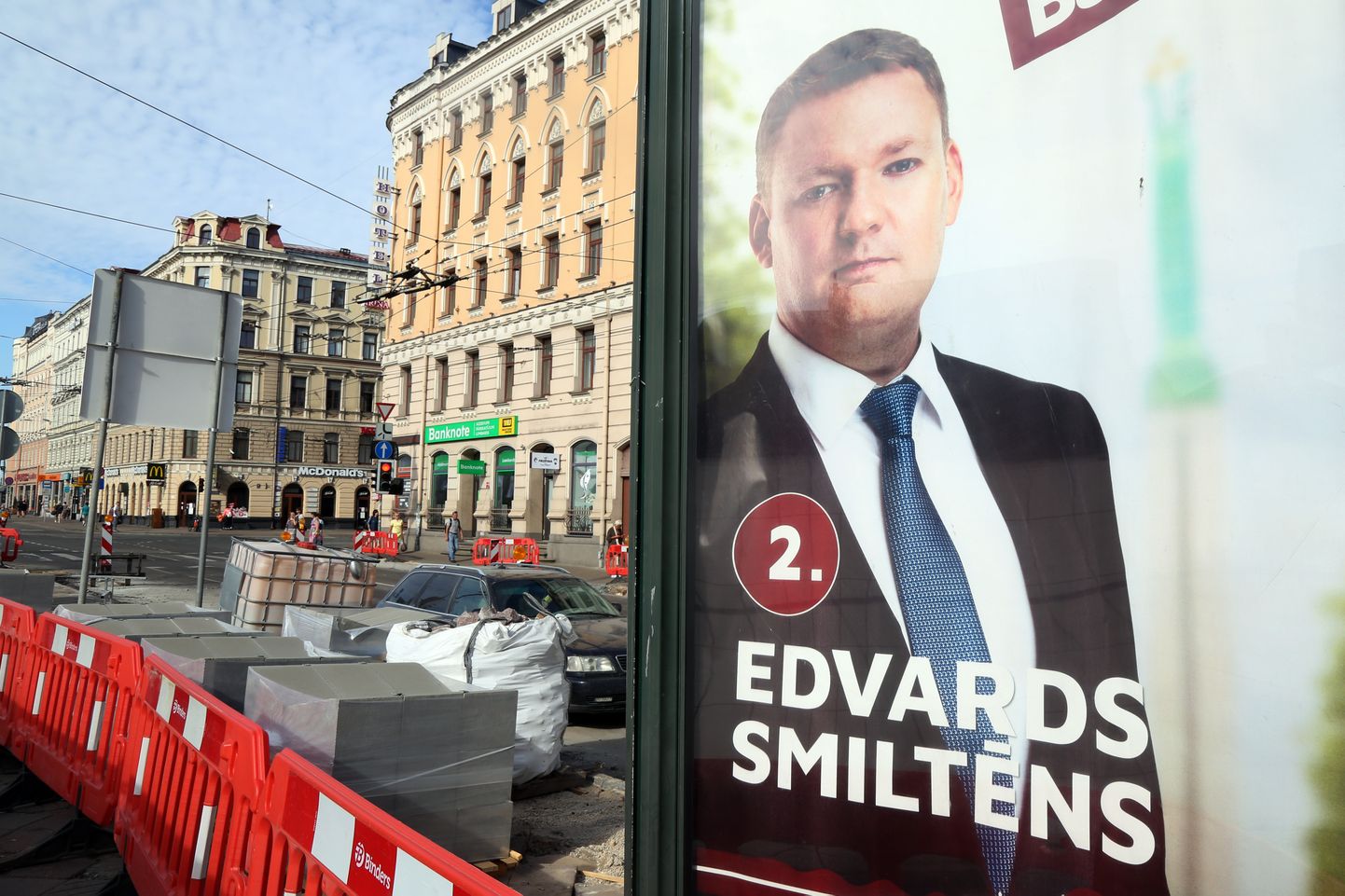 Hoolimata koroonaviiruse pandeemiast oli valimiskampaania Riia volikogu erakorraliste valimiste eel terav. Pildil Läti Regioonide Liidu ja Rahvusliku Liidu ühisnimekirja kandidaadi Edvards Smiltēnsi plakat Läti pealinna tänaval.