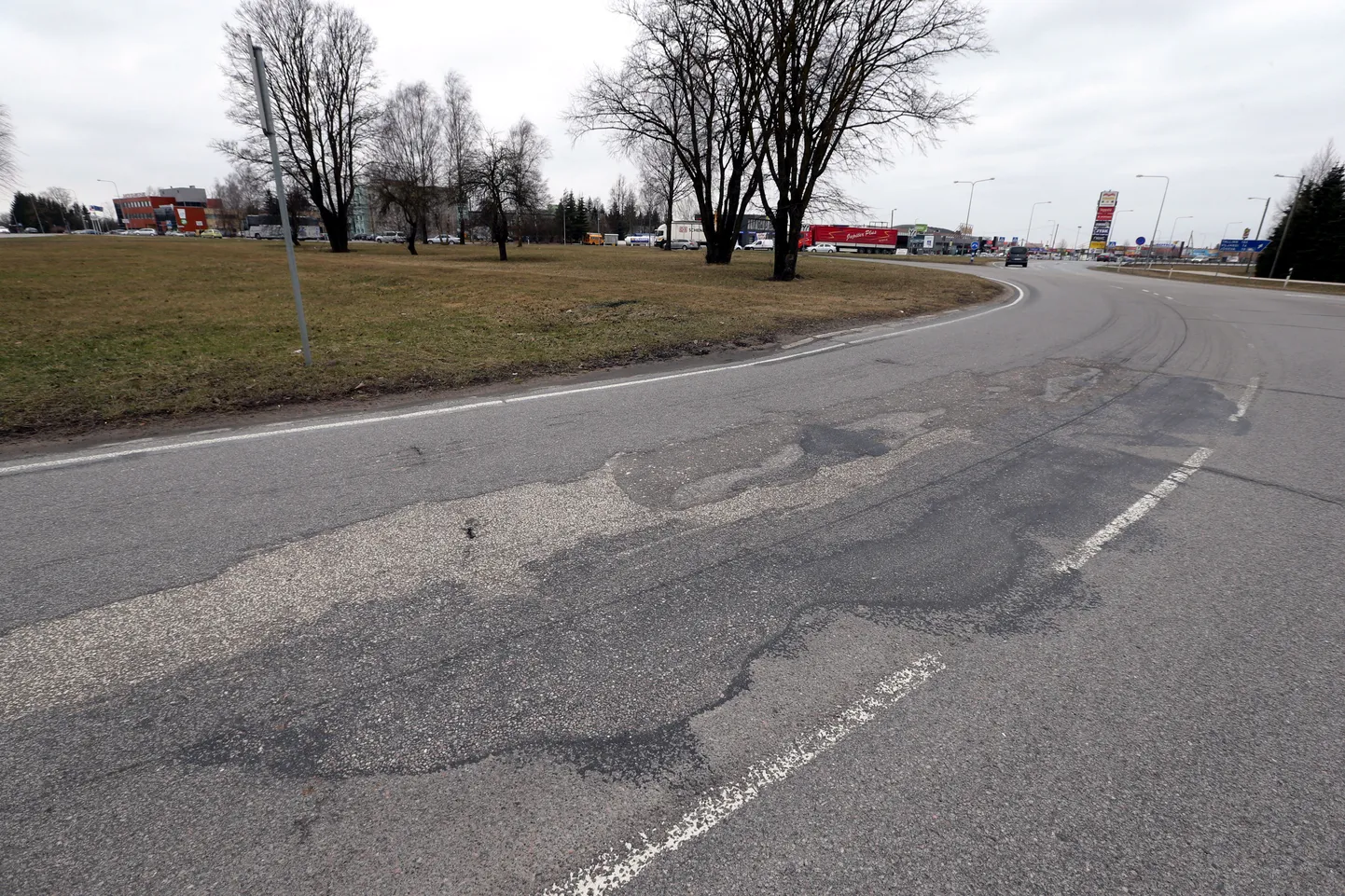 Teekatte seisund ei jäta võimalust ümberehituseni remondiga viivitada, teeremont Riia ringi piirkonnas algab juba maikuus.