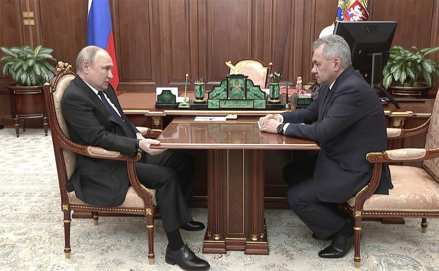 Venemaa president Vladimir Putin (vasakul) kohtus 21. aprillil Moskvas Kremlis kaitseminister Sergei Šoiguga. Tema olek tekitas kogu maailmas hulga spekulatsioone.
