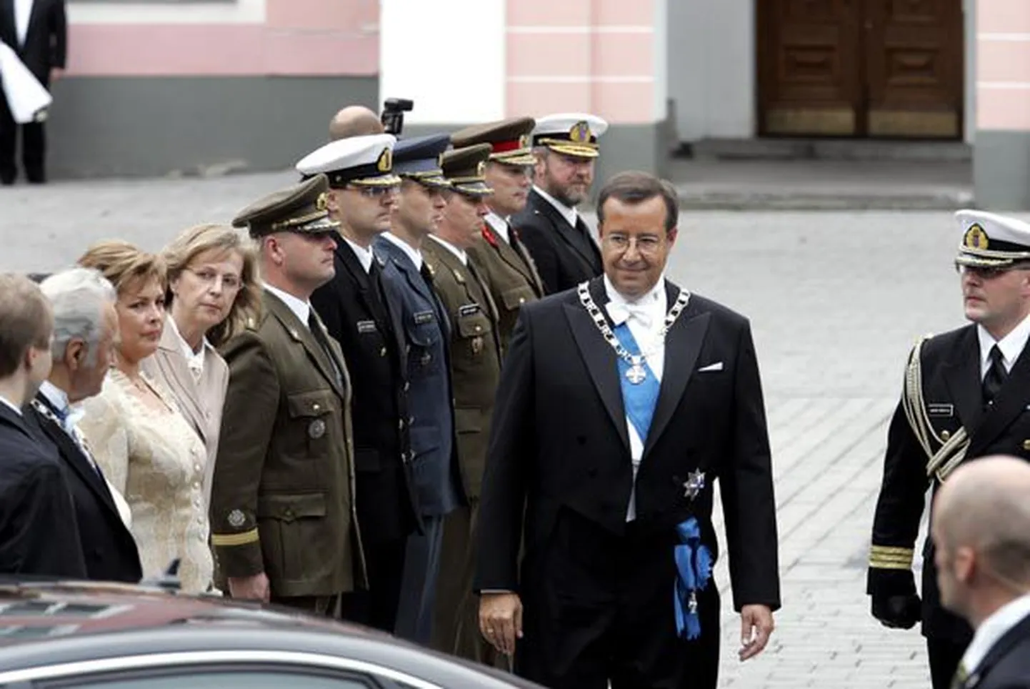 Eile Toompea lossi esisele platsile ülesrivistatud kaitseväe auvahtkond tegi pärast presidendi ametivande andmise tseremooniat Toomas Hendrik Ilvesele esimese ettekande.