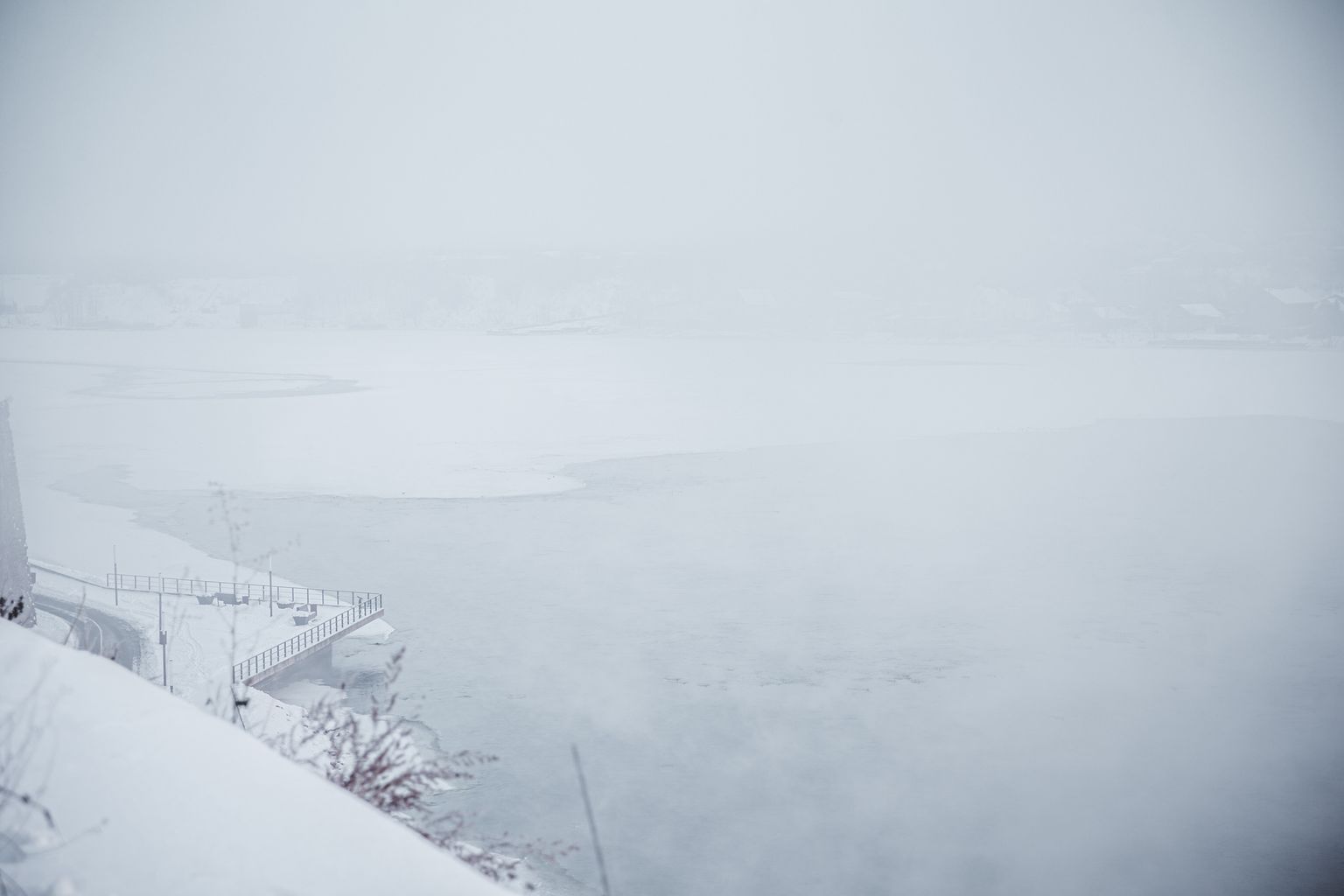 Река Нарва зимой местами покрывается льдом.