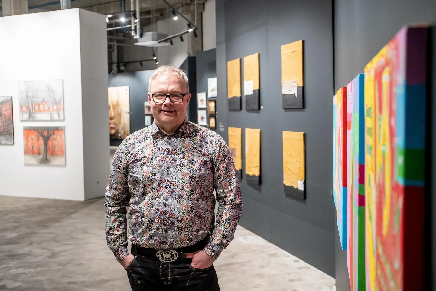 Kunstisõber Edward Köster moodsa kunsti näitusena kujundatud värviküllases galeriis Kunstiruum kaubanduskeskuses T1.
«Kui vaatad kunsti, siis mõte hakkab voolama, ärkab tardumusest, sa näed maailma korraga raamide- ja reeglitevabalt. Kunstis on lõputult edasimõtlemisruumi. Staatilises ruumis mõte hangub, seal ei sünni värskeid ideid.»
