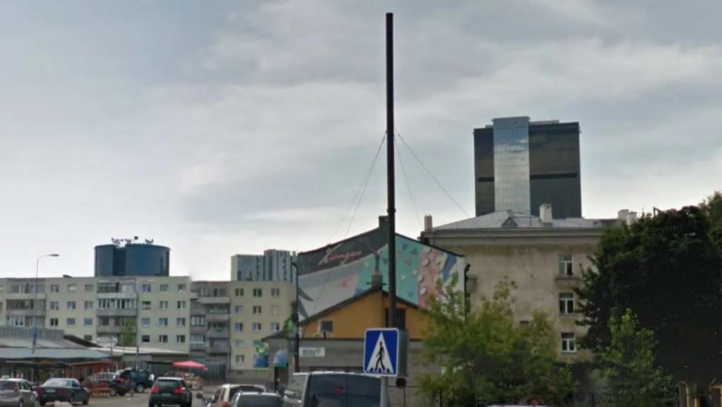 Eilseni kõrgus Keskturu sissepääsu vastas metallist korsten.