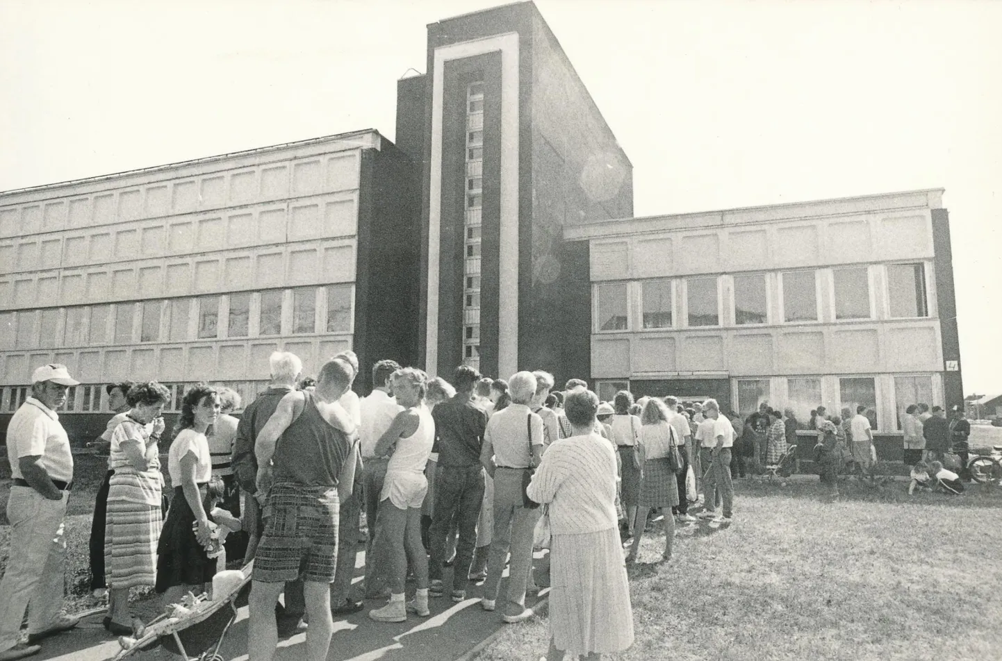 20. juuni 1992 oli kuum päev, nii et rahavahetuse järjekorras seismise ajal võis ka päevitada.
