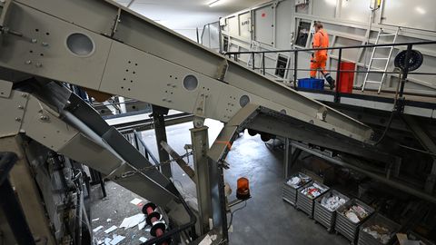 ÕÕVASTAV TÖÖÕNNETUS ⟩ Maardus kukkus mees tööstuslikku prügipurustisse ja sai raskelt viga
