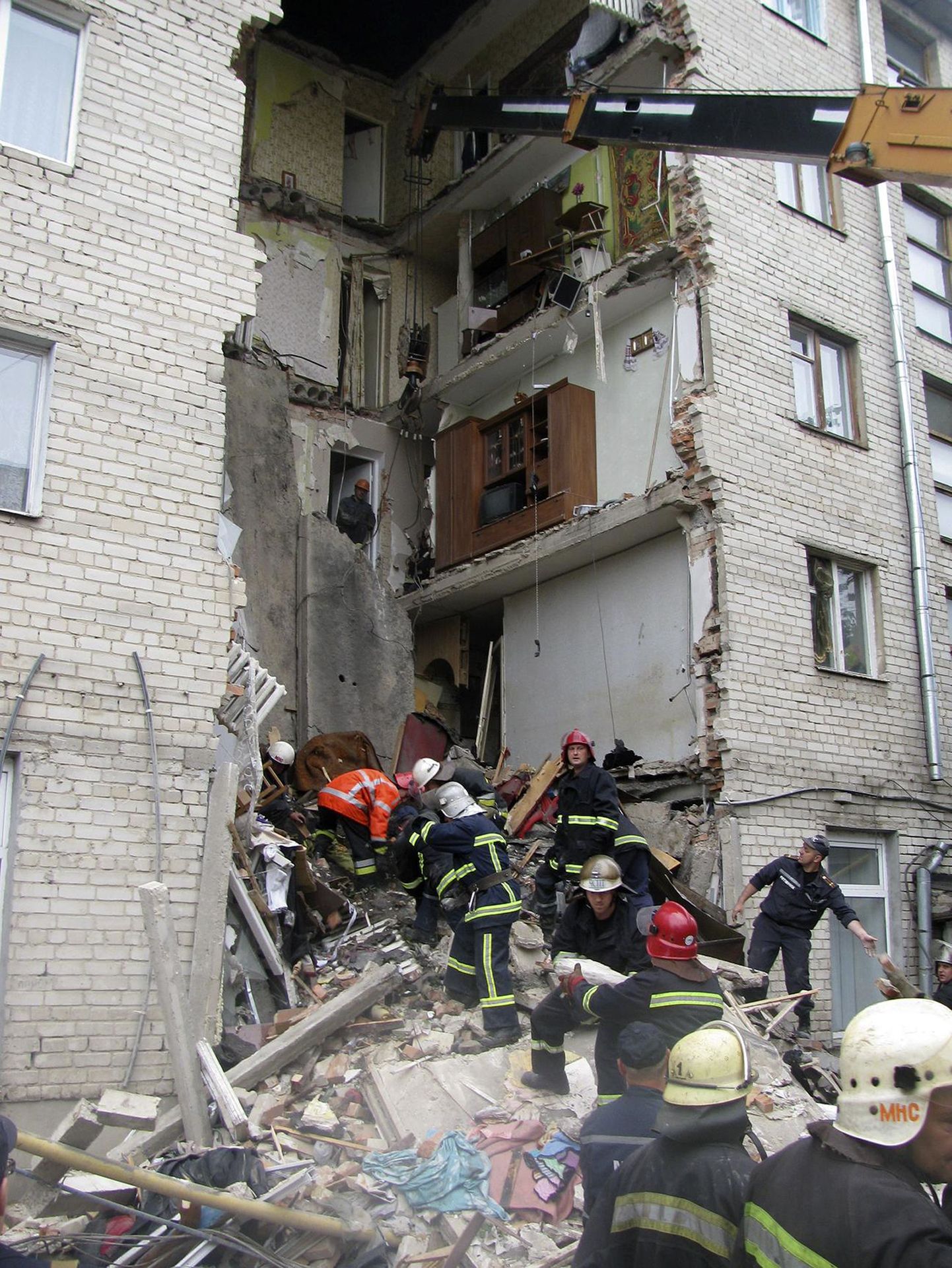 Ukraina eriolukordade ministeeriumi töötajad otsivad majarusudest Lutskis ohvreid.