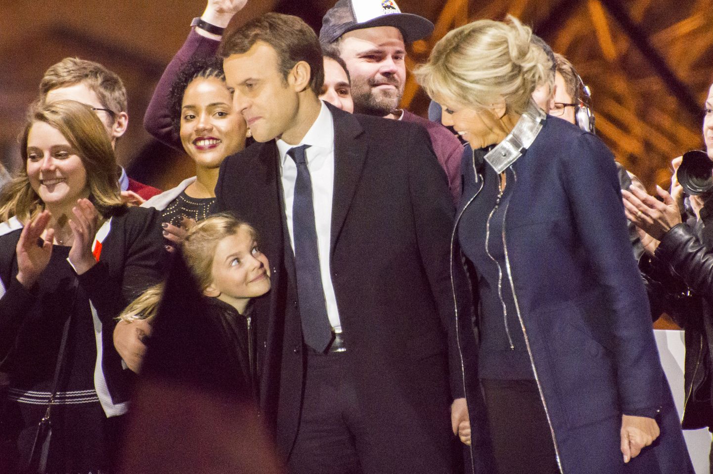 Emmanuel Macron koos abikaasa Brigitte'iga pärast valimisvõitu.