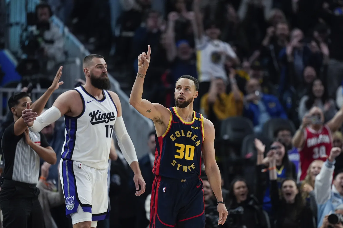 Stephen Curry tegi NBA ajalugu.