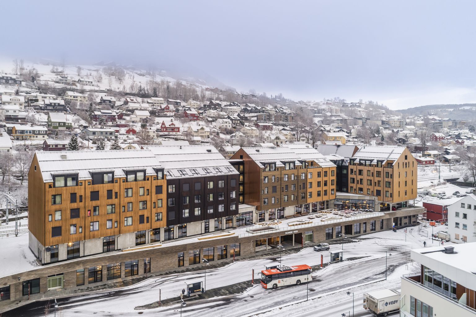 Üks mitmetest sektori edulugudest. Tehaseliselt eeltoodetud puitmoodulmaja, hotell- ja konverentsikeskus “Scandic Voss” Norras. Tootja: Kodumaja.