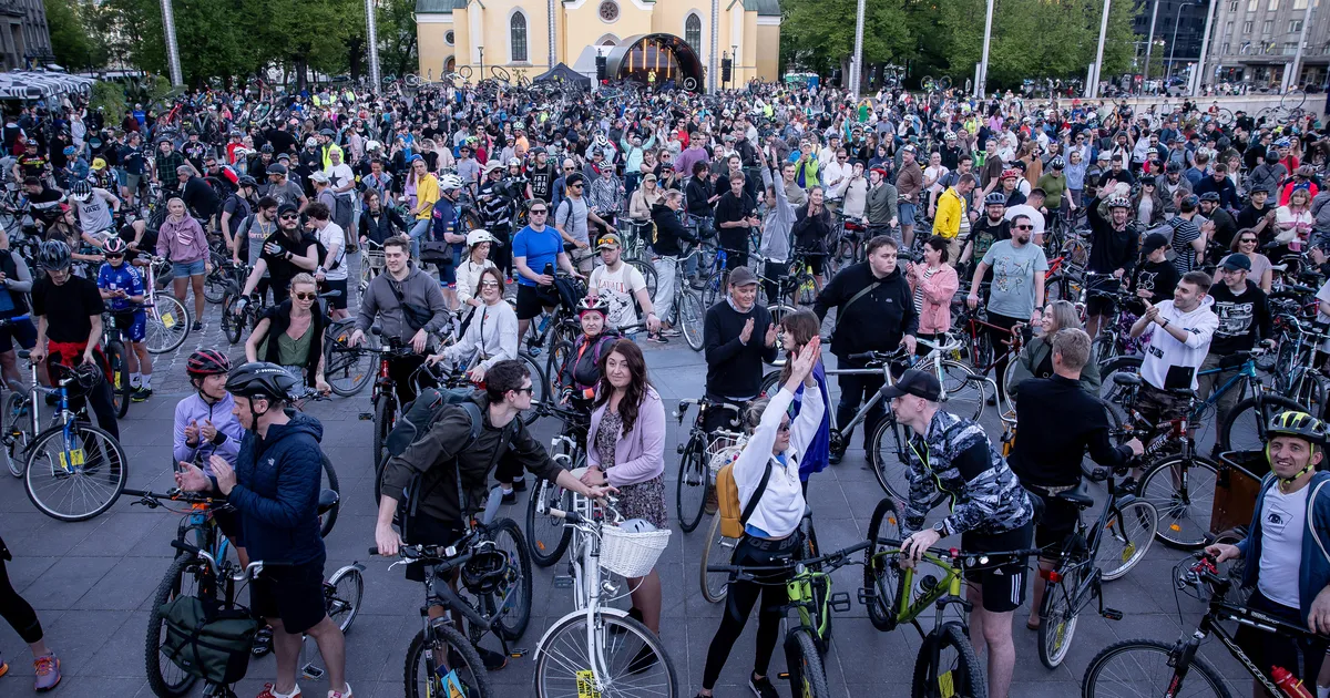 KAS NÄGID PEALT? BMW maastur vigastas Tour d’ÖÖ ajal ülekäigurada ...