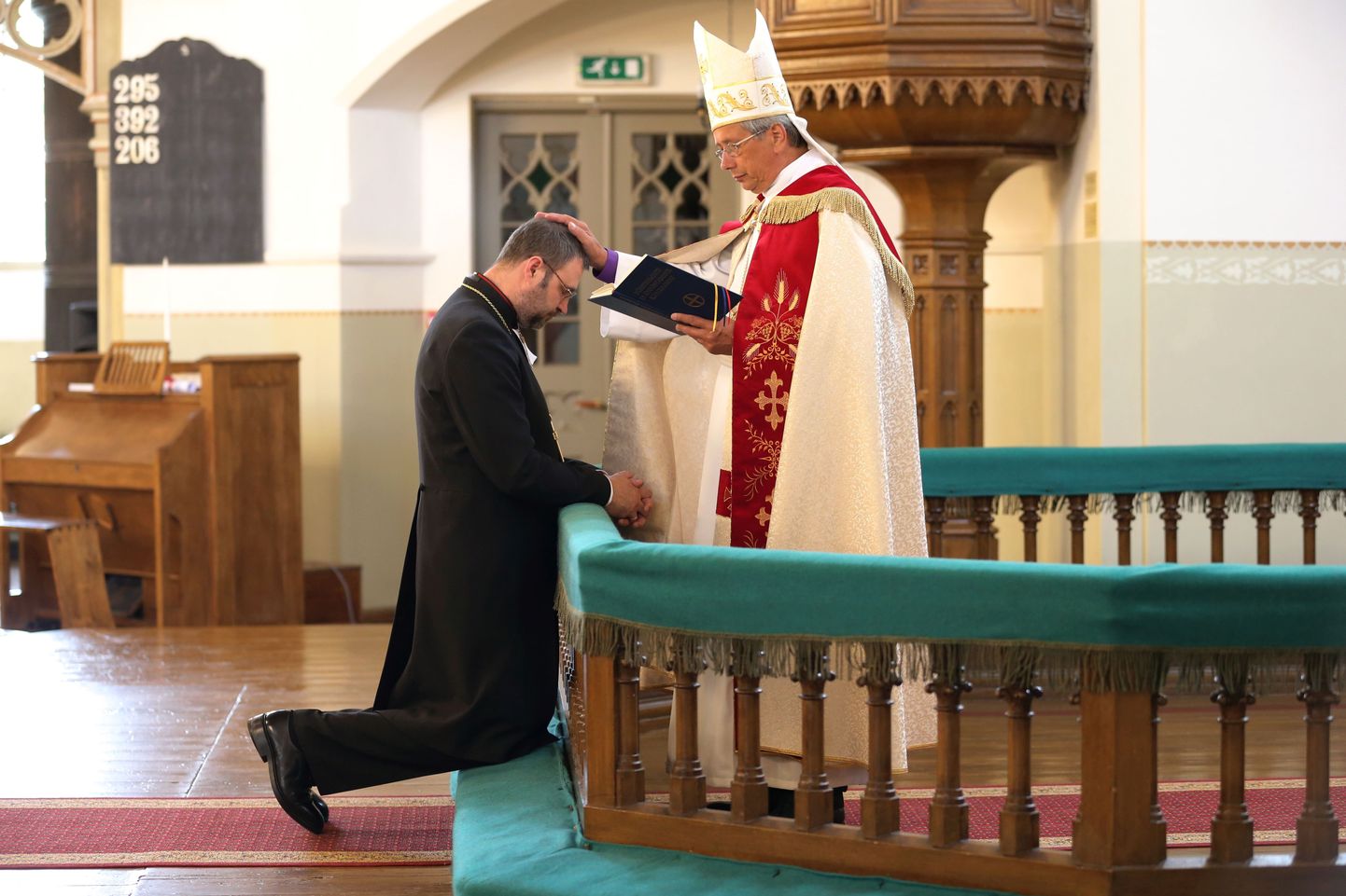 Piiskop Joel Luhamets õnnistab praost Ants Toomingat.