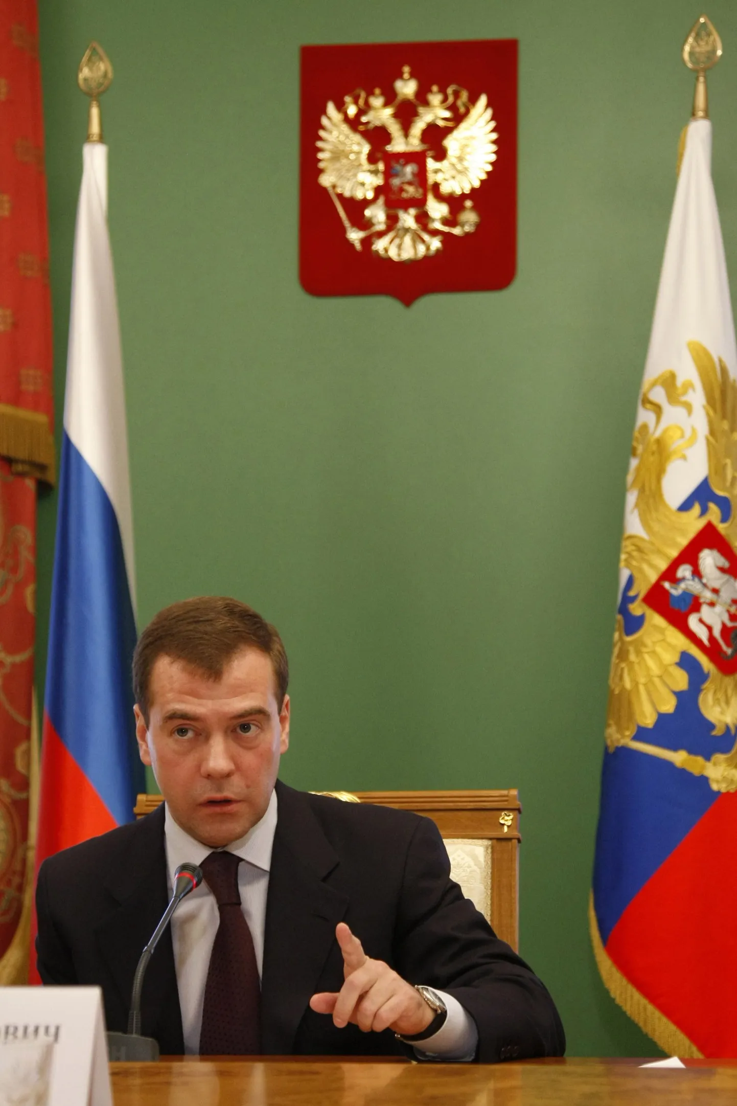 Venemaa kuulsat kahepealist kotkast näeb nii vapil (taga seinal) kui riigilipul. Esiplaanil president Dmitri Medvedev.