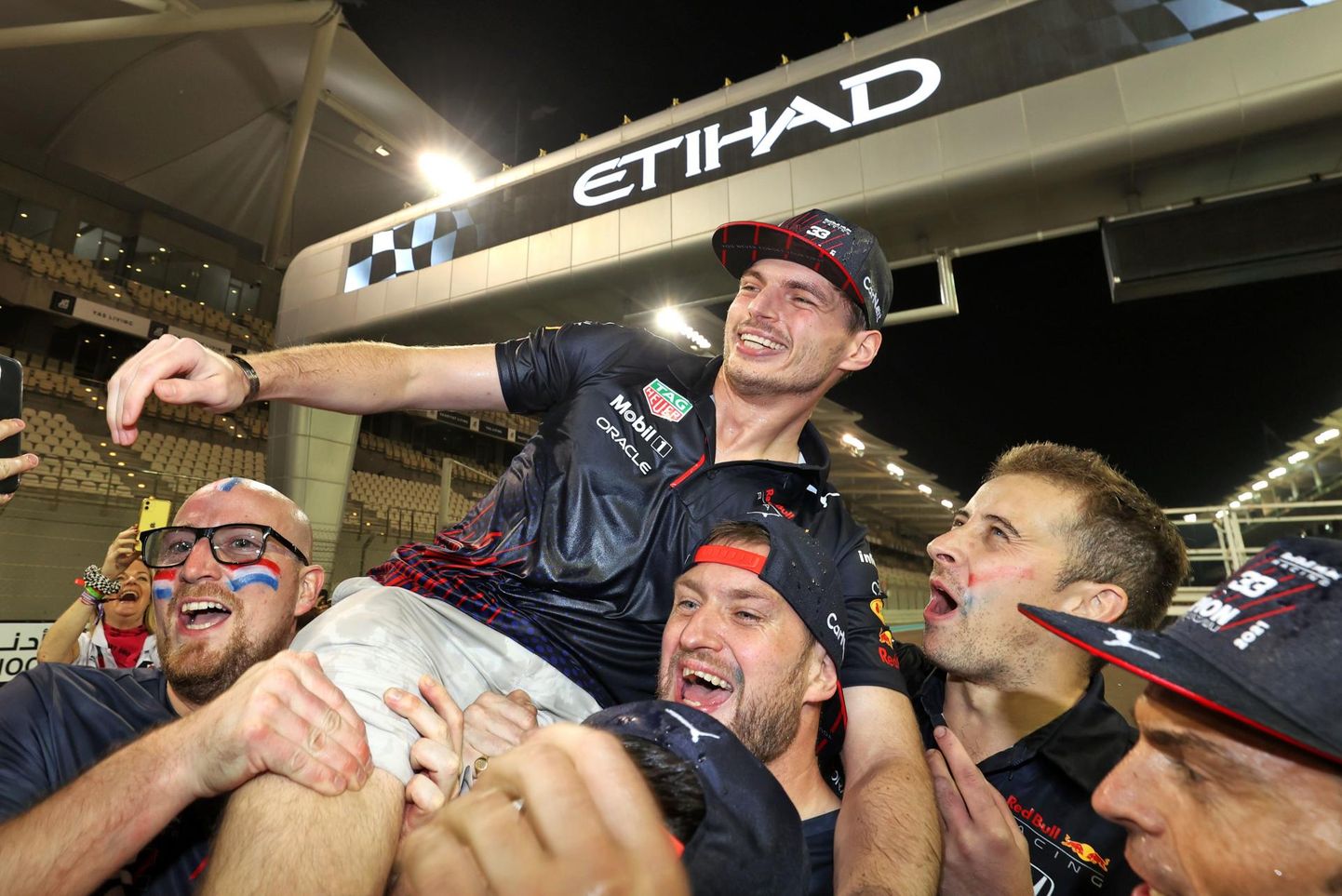 Max Verstappen Red Bulli meeste õlul