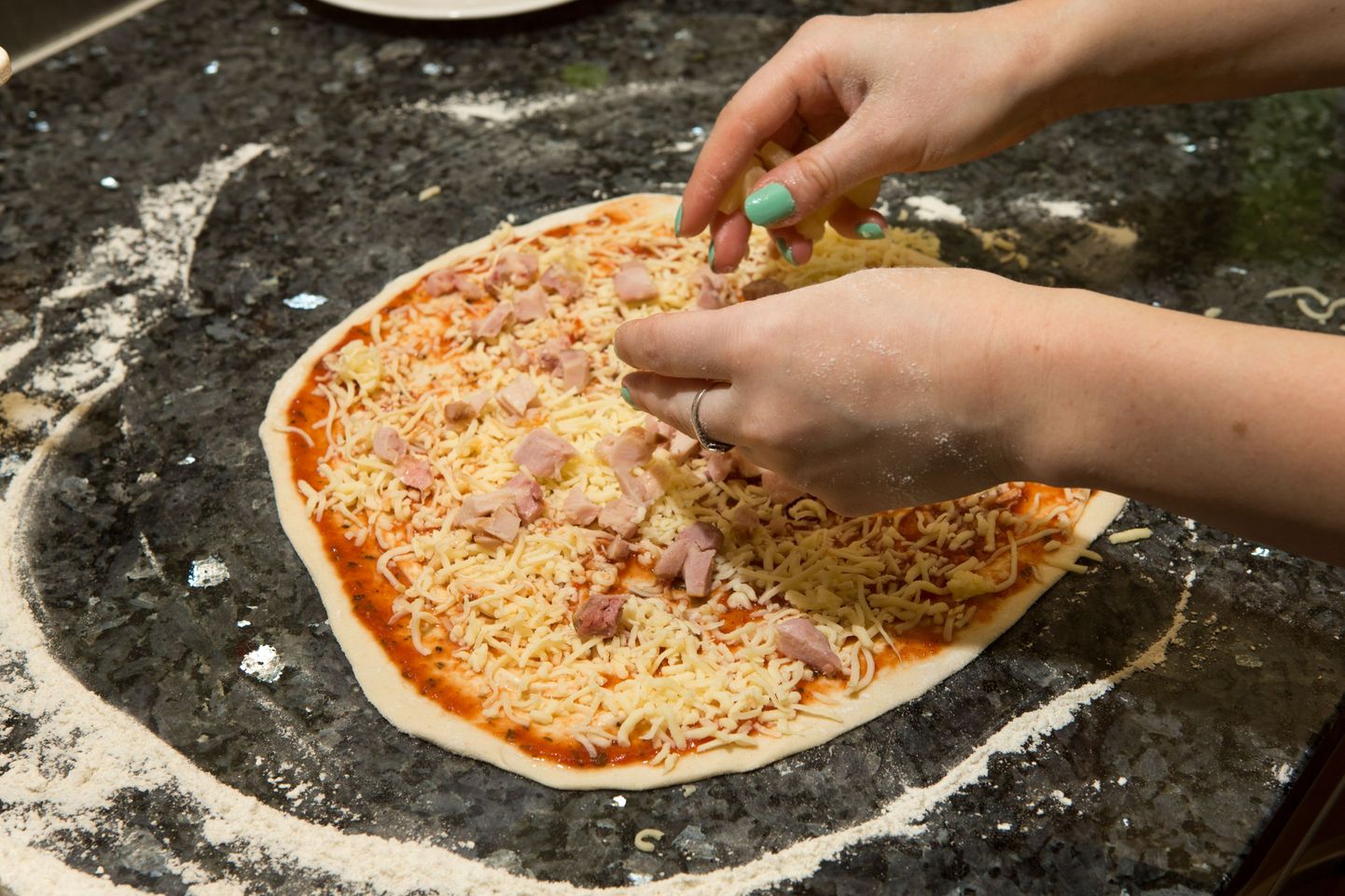 Ruunipizza-Pannkoogikohviku kokk valmistab Tartus pitsat.