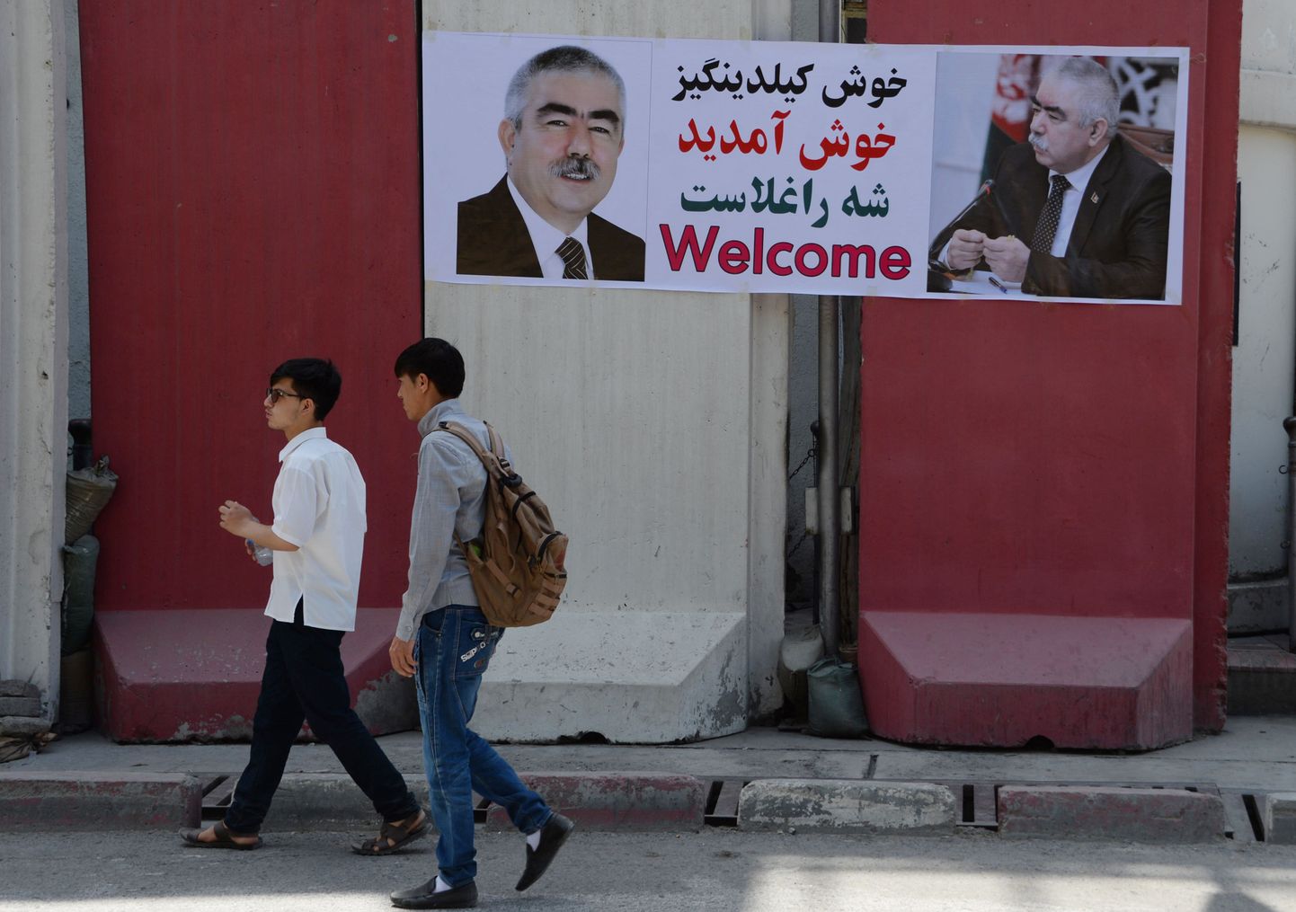 Kabuli tänavatele püstati asepresident Abdul Rashid Dostumi naasmist tervitavad plakatid.