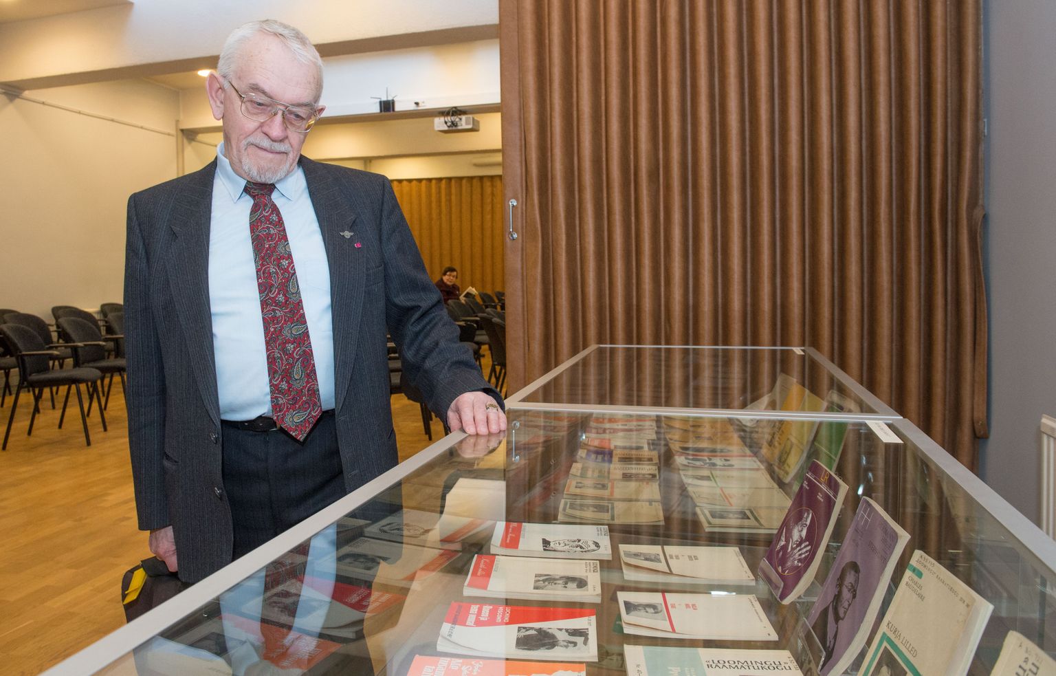 Kalle Kasemaa kirjandusmuuseumis Loomingu Raamatukogu juubelinäituse avamisel. Selles sarjas on Kasemaa eesti keelde tõlkinud 31 raamatut.