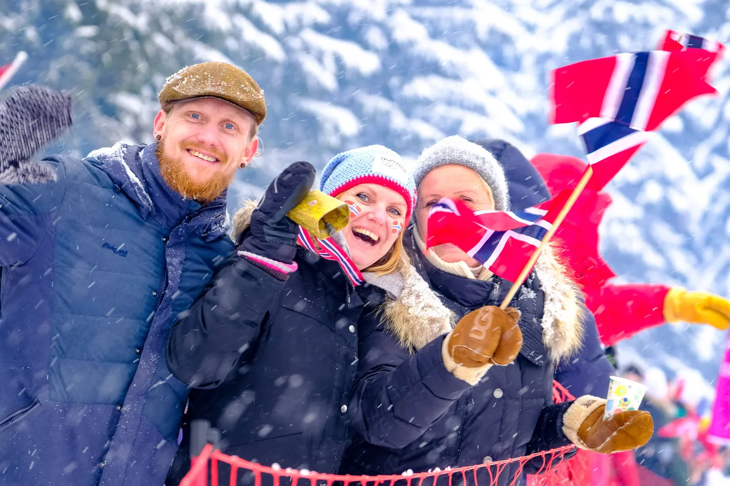 Holmenkollen. Publik raja ääres. Pilt on illustreeriv.